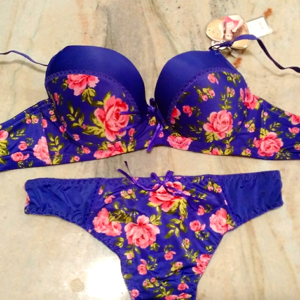Flower Bra and thong set NWT 42 C Navy